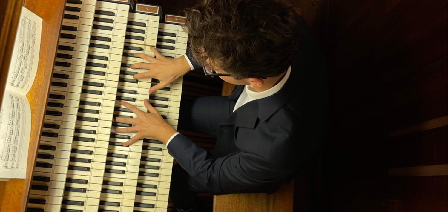 Joshua Simões playing the organ